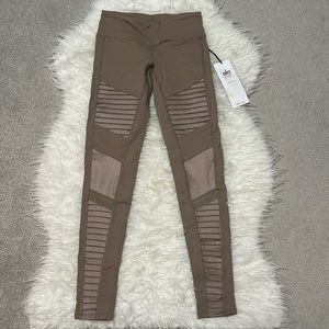 NWT Alo Yoga Activewear Moto Leggings in Gravel/Gravel Glossy - XXS